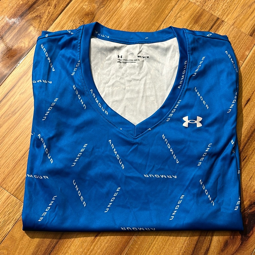 Women’s Under Armour Vneck shirt